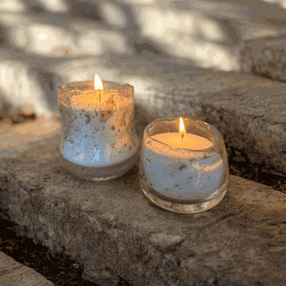 ecologisch kaarsenzand in 2 kleinere glazen potjes